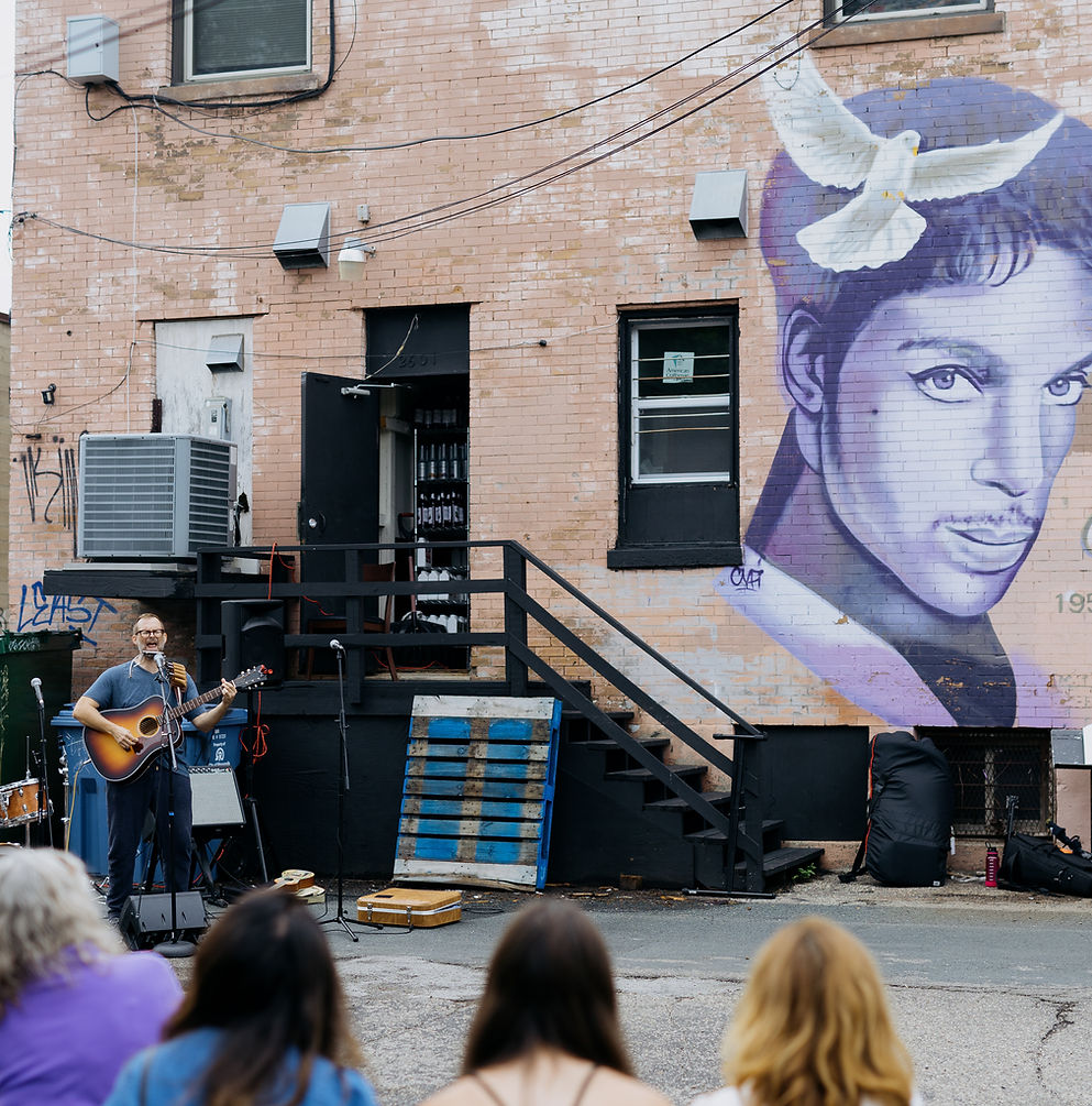 Ian Felton performing live